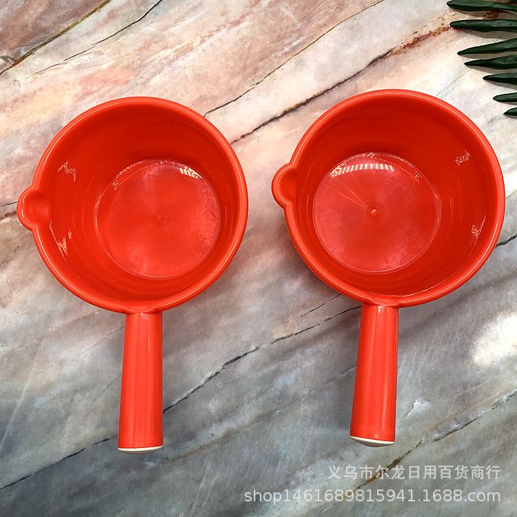 Household red water ladles and spoons, large long-handled solid color plastic ladles and spoons, kitchenware, are selling well at two-yuan stores details Picture