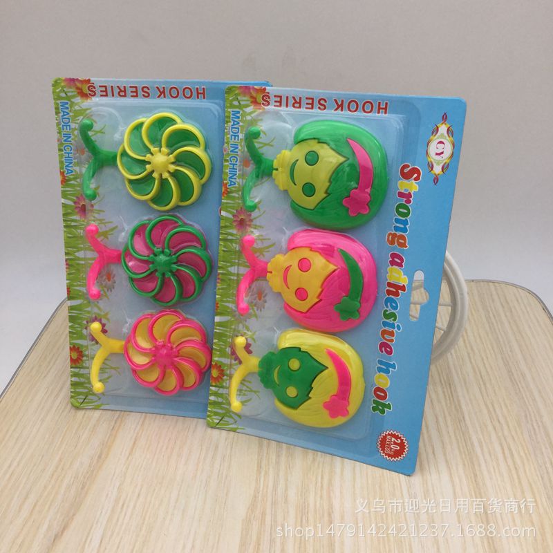 Creative cartoon color plastic adhesive hooks are selling well at the 2-yuan store. They are wall-sticking adhesive hooks, coat hooks, and small item hooks details Picture