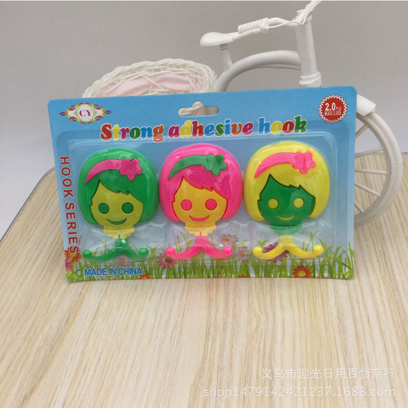 Creative cartoon color plastic adhesive hooks are selling well at the 2-yuan store. They are wall-sticking adhesive hooks, coat hooks, and small item hooks Application Scenario