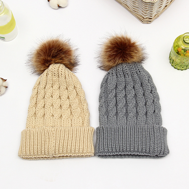 Hot Korean version of autumn and winter solid color woolen hat children's thickened warm knitted twist hat Curly hem hairball knitted lady hat full figure