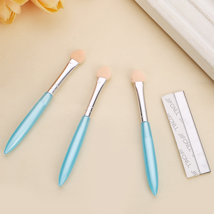 The new makeup tool set combines eyebrow shaping blades and eyeshadow brushes to create exquisite makeup and beauty tools details Picture