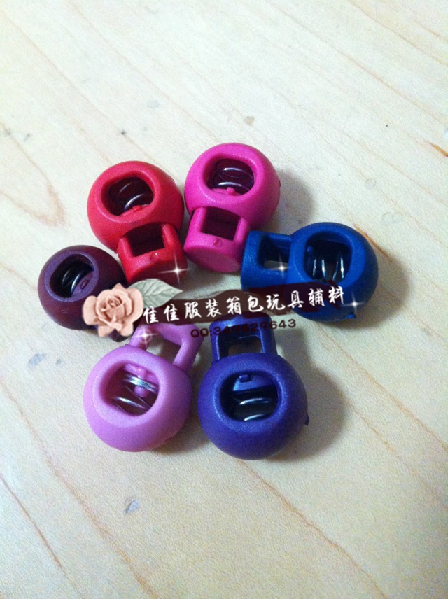 批发尼龙弹簧扣 扁双孔弹簧扣 扁形双眼弹簧扣绳扣 塑料扁形绳扣白底实物图