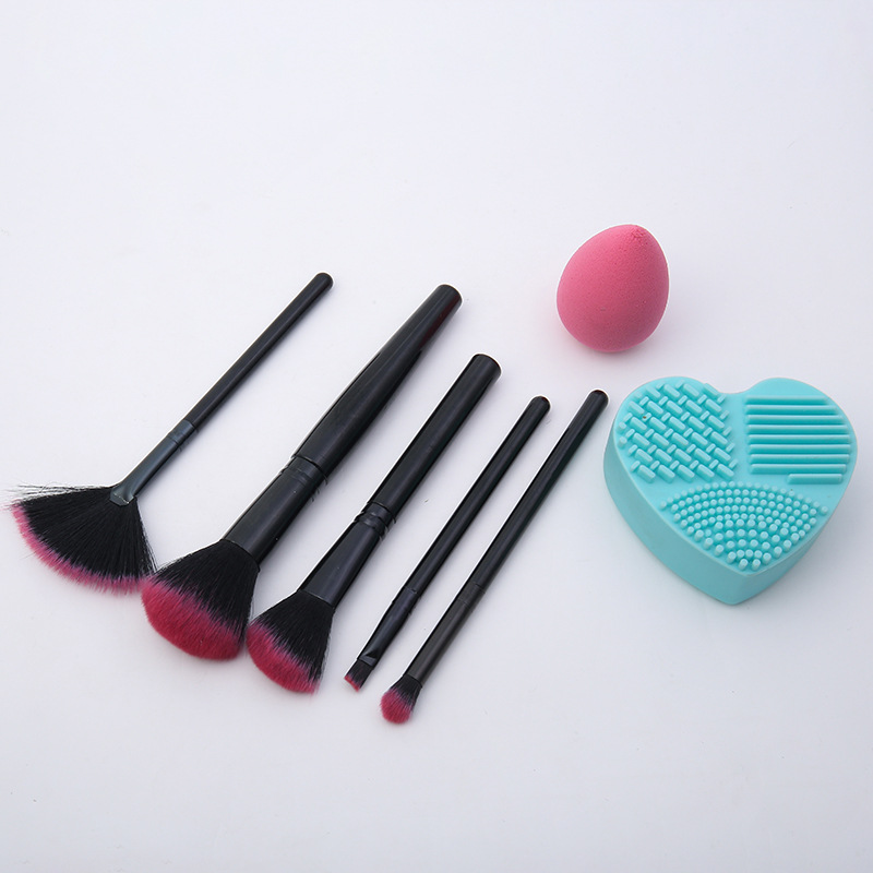 Comfortable soft-bristled eyeshadow brush, fashionable and creative makeup brush, blush and eyeshadow refreshing beauty tool factory direct sales Application Scenario
