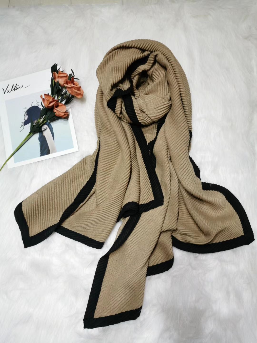 New Autumn/Winter 2019 Monochrome Bristle Fringed Crepe Scarf Application Scenario