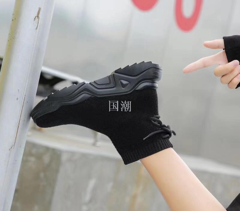 女式运动单鞋实物图
