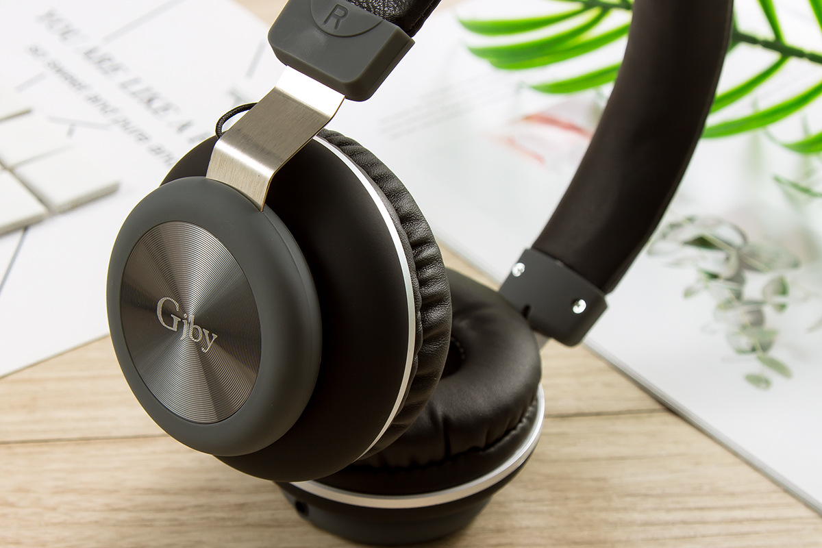Guanjia Gj-25 Headwear Metal Heavy Subwoofer Microphone Line Control Mobile Phone Computer Headset Application Scenario