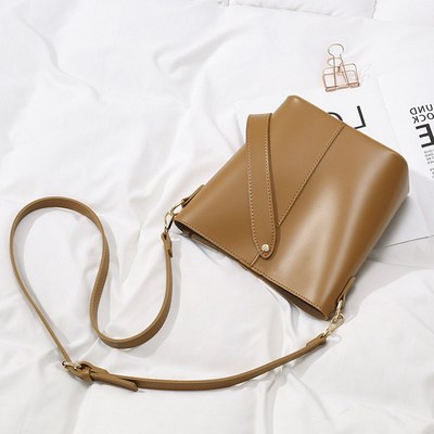 义乌好货 英伦风潮流网红款港风秋季百搭宽带水桶包学院风少女心产品图