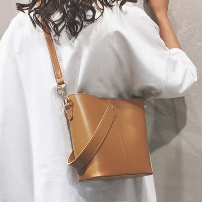 义乌好货 英伦风潮流网红款港风秋季百搭宽带水桶包学院风少女心细节图