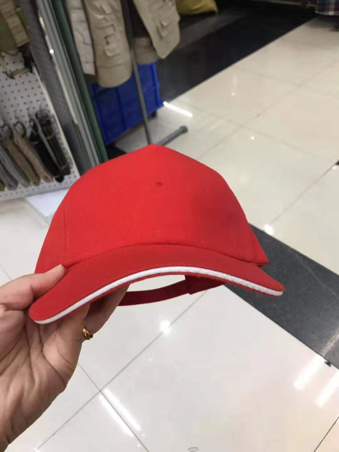 红色棒球帽