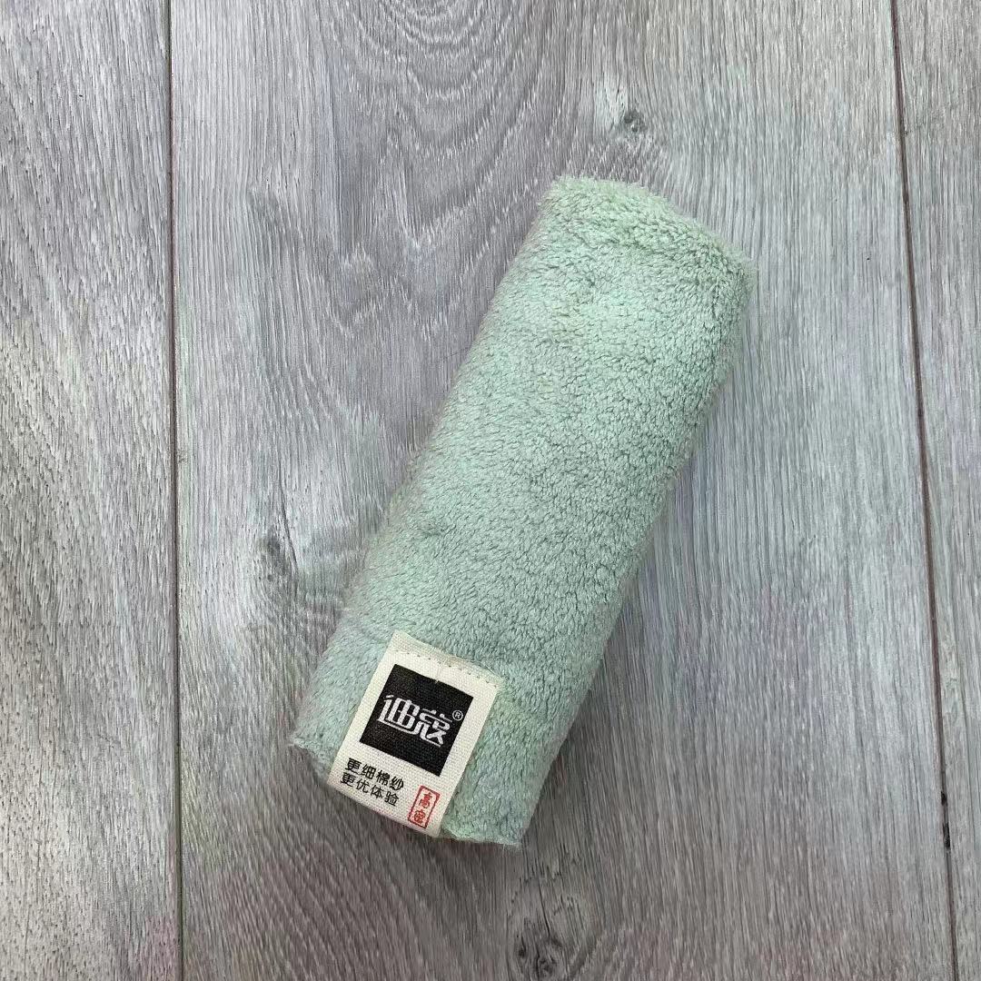 Diko Coral Fleece square towel is super absorbent and super soft. It measures 30*30cm and can wash your face without shedding Application Scenario