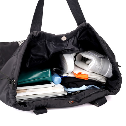 义乌好货 大容量女士单肩包百搭户外旅行包防水尼龙布抽绳包白底实物图