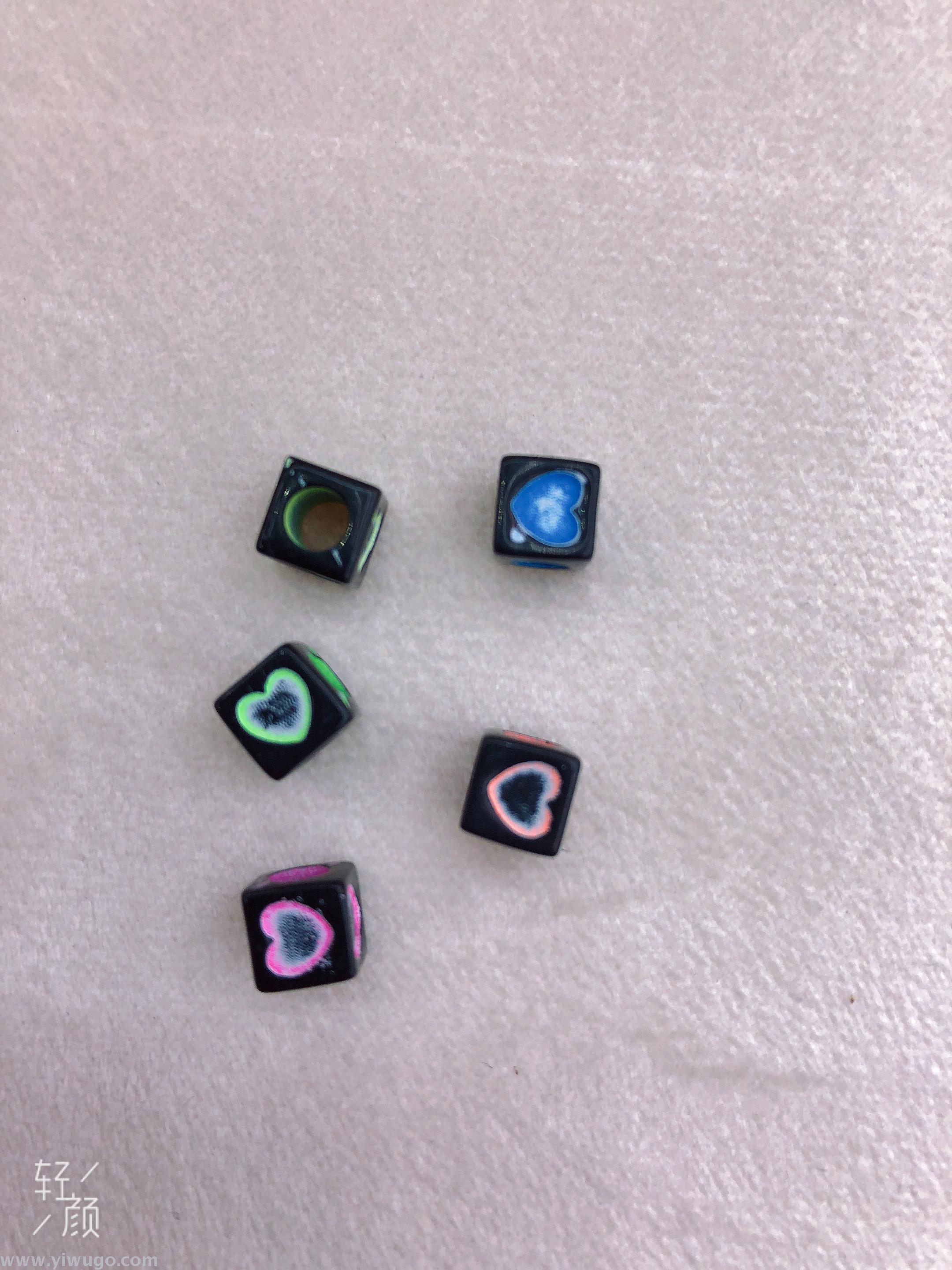 Jungle Elephant black background colored heart-shaped acrylic letter beads, DIY children's beaded jewelry accessories, loose beads, round beads Application Scenario