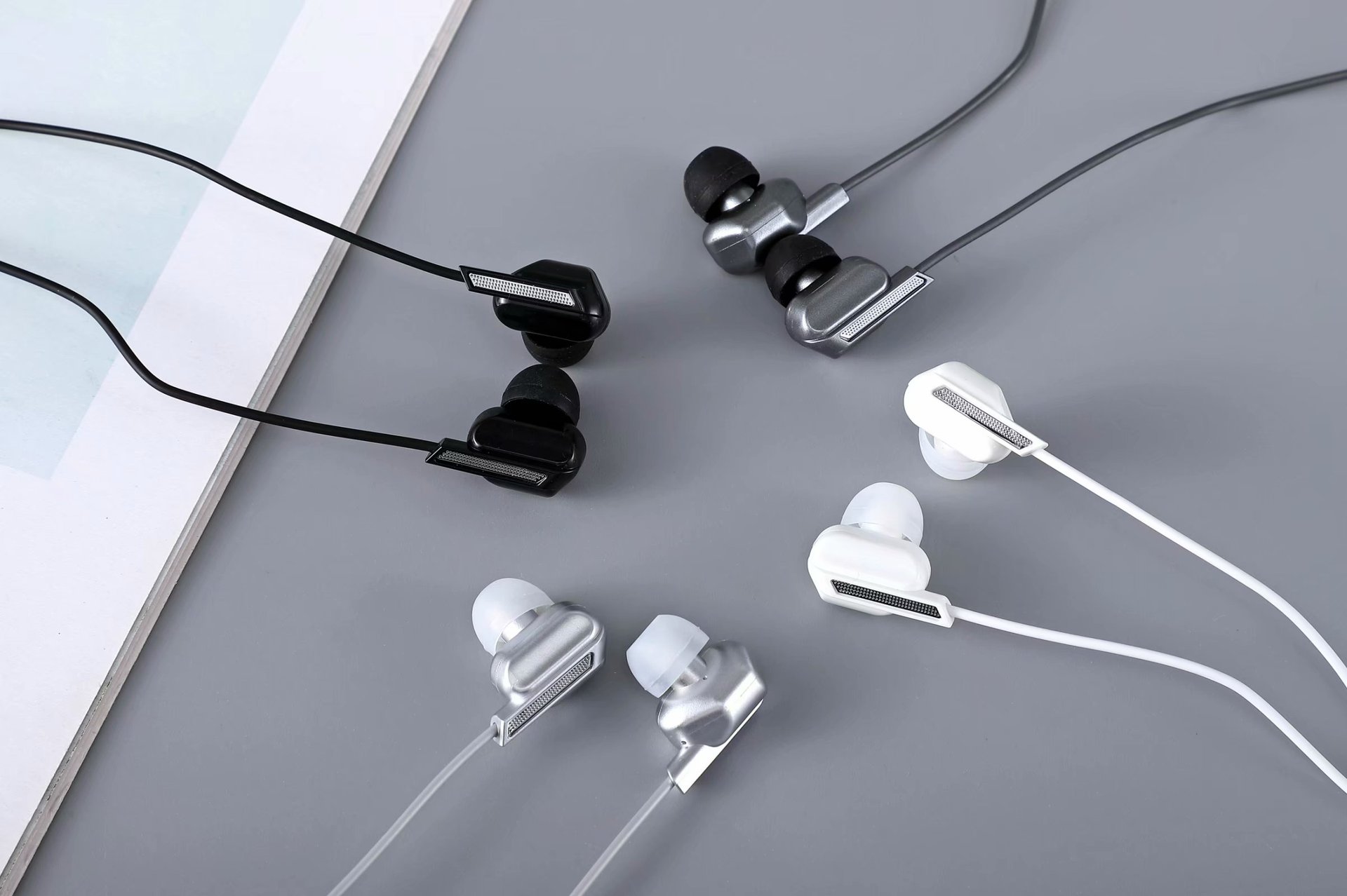 Davy Mei S-30 in-ear simple metal heavy subwoodbound microphone control mobile phone headset Application Scenario
