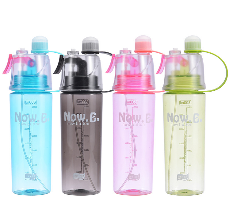 便携手提运动水杯喷雾水杯塑料杯 新款便携喷雾水杯400ml/600ml白底实物图