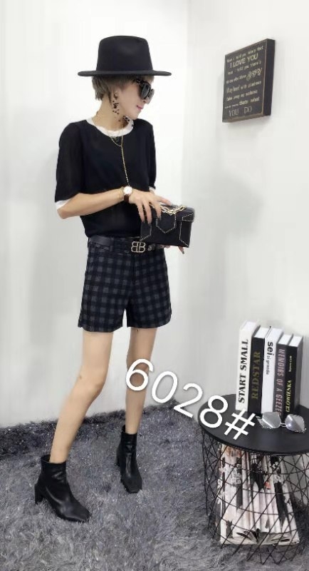 Manufacturer's special offer: starry sky tweed checkered thickened casual half-length dark women's shorts Specification image