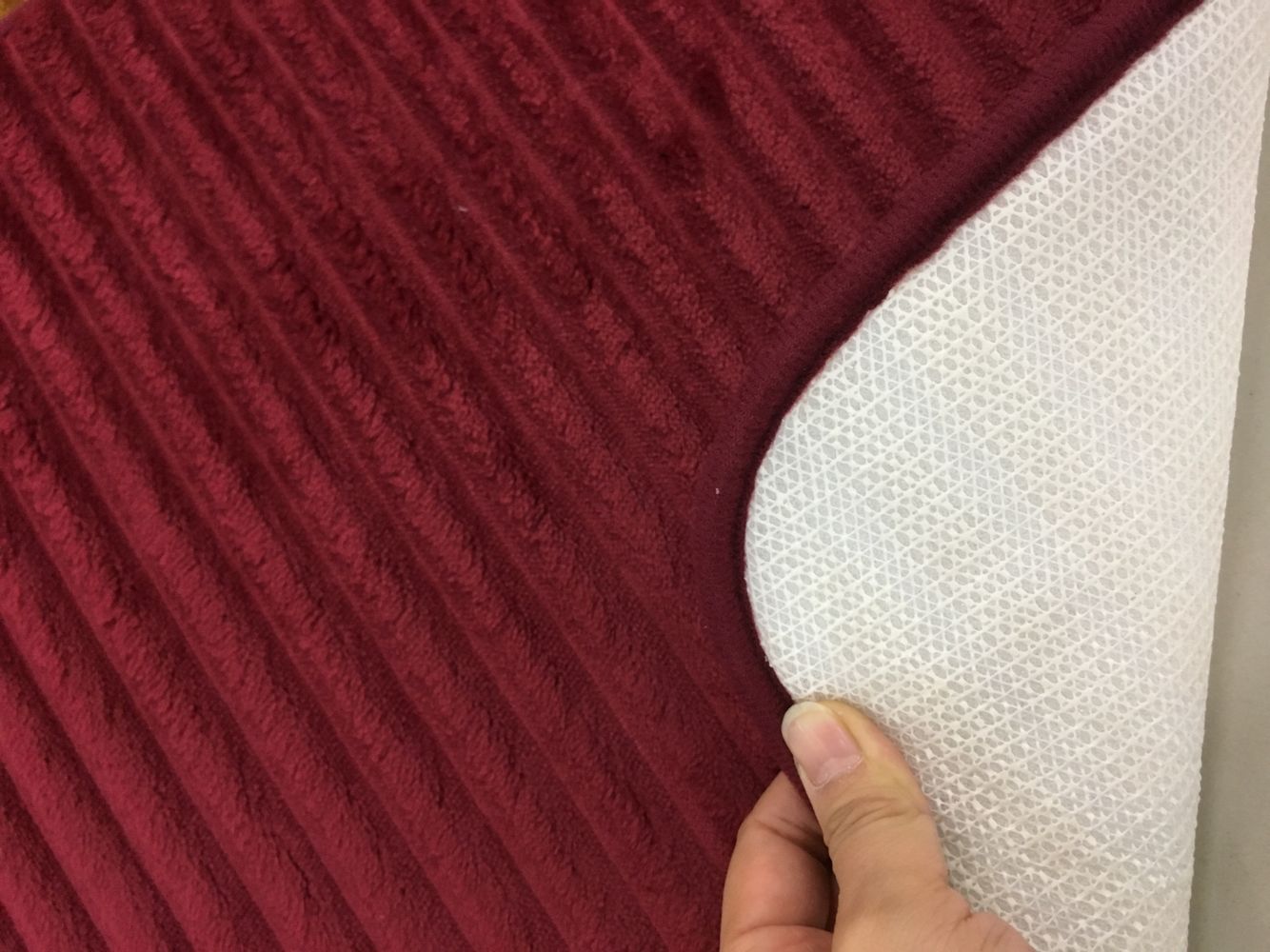 New flannel toilet three-piece set, pull-out floor mat, water-absorbing and anti-slip, plain horizontal patterned floor mat combination floor mat details Picture