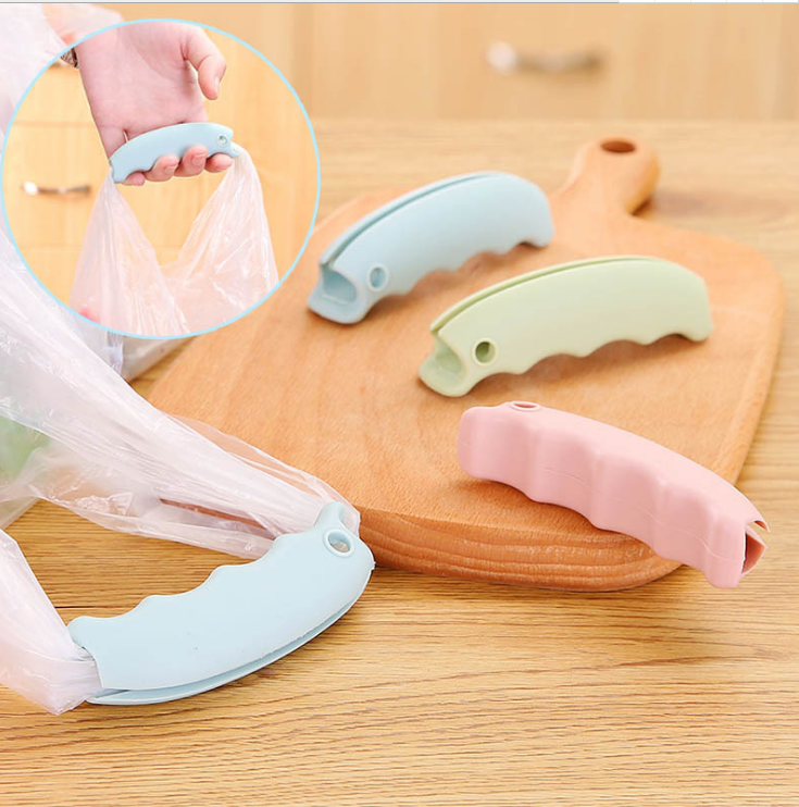 Convenient plastic convenience bag, effort-saving vegetable carrier, creative and good product that doesn't hold onto items, anti-sticking vegetable carrier when buying vegetables Application Scenario