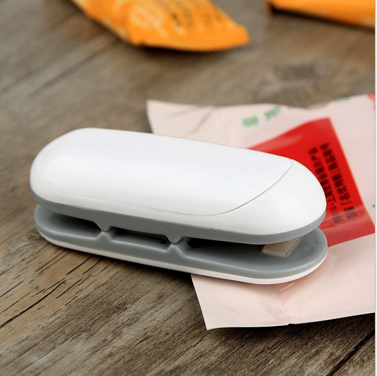Small portable mini hanging heat sealer, sealing machine, bag sealing machine, confidential sealing machine, food hand press, snack plastic bag Application Scenario