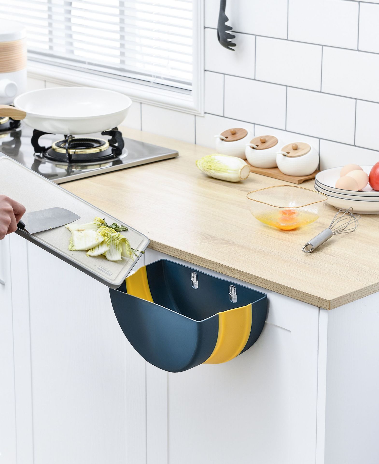 Kitchen folding wall-mounted classified trash can, cabinet creative hanging storage bucket, car paper basket bucket, bathroom details Picture