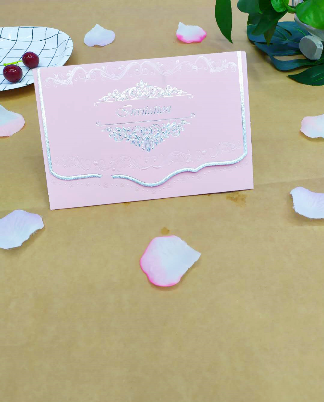 Wholesale of high-end creative gold-embossed wedding invitations, hollowed-out heart-shaped wedding supplies Specification image