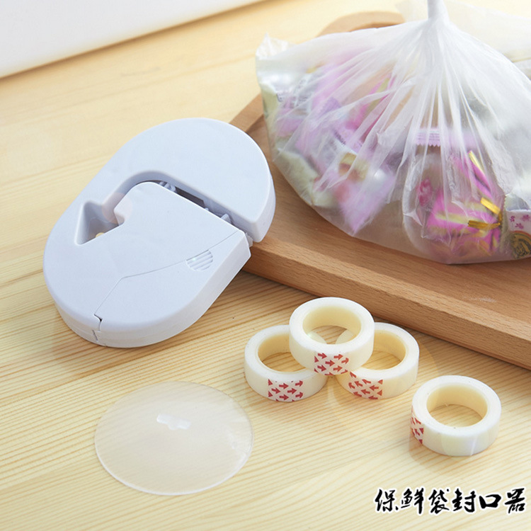 Creative household fresh-keeping travel portable mini sealing machine, snack plastic bag sealing machine, hand-pressed heat sealing and plastic sealing machine Application Scenario
