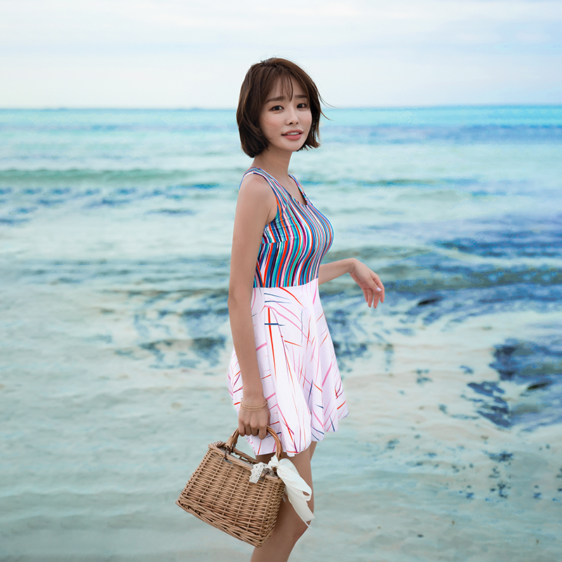 新款泳衣女保守裙式连体小胸聚拢遮肚显瘦温泉泳装