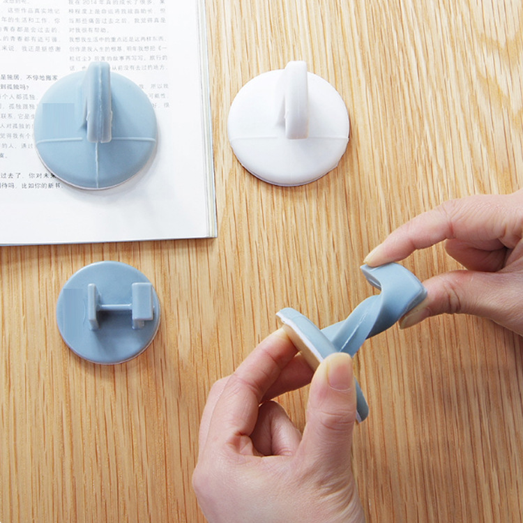 Creative silicone door handle anti-collision pad set, home hook-mounted wall buffer pad, rear door lock anti-collision pad Application Scenario