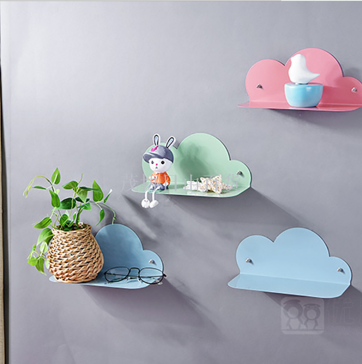 وكانت السحابة تُجهّز جدران جدران غرفة المعيشة بحائط حديد مبدع Item Picture