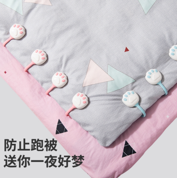Cat paw quilt holder, bed sheet clip, anti-slip household four-corner integrated holder, bed sheet, quilt cover, quilt corner buckle Application Scenario