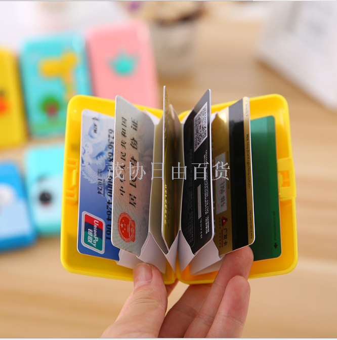 Haoyue genuine three-dimensional silicone cartoon-patterned flip-top bank and bus card bag with 6 slots Application Scenario