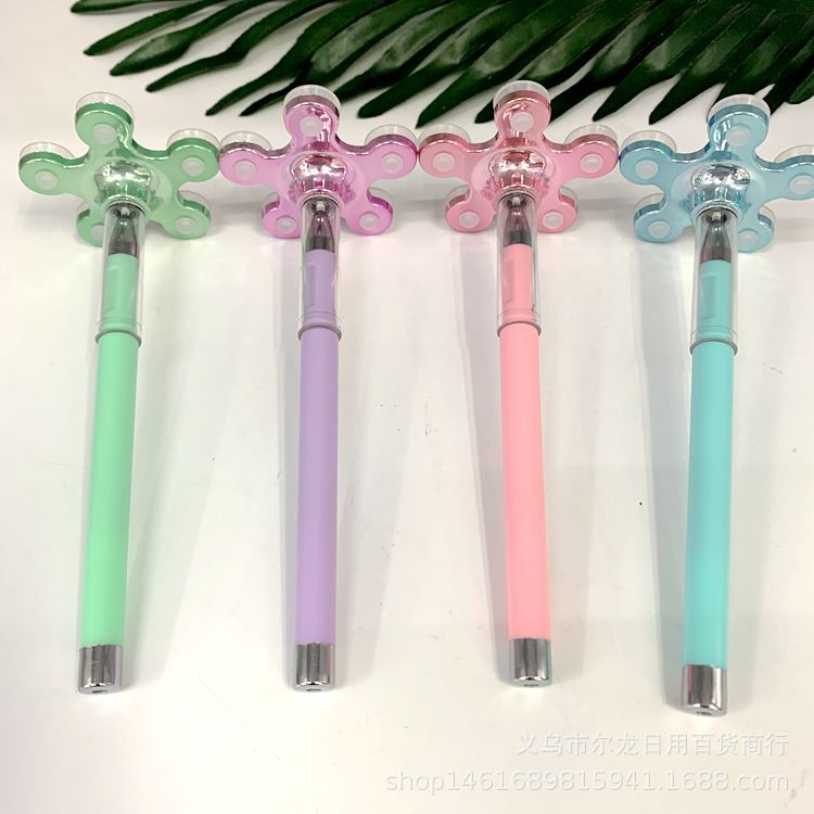A small gift of popular suction cup stand gel pen is given, including suction cup receiving stand pen stand and student gel pen stand Application Scenario
