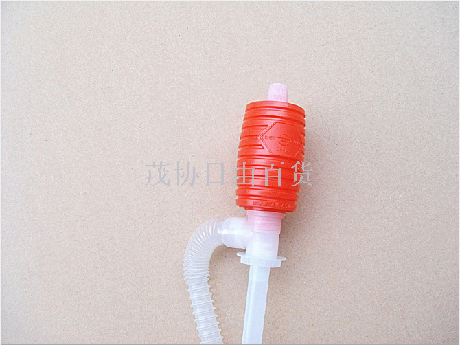 手动抽油器 小油抽 虹吸抽油泵白底实物图