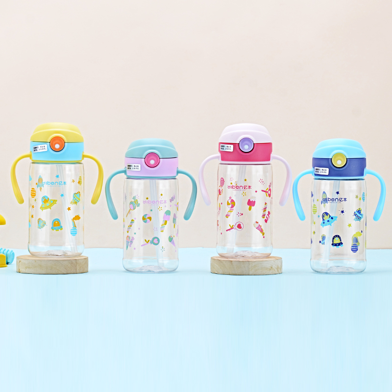 380ML亿本精灵儿童水壶吸管塑料杯手柄可爱卡通小杯子白底实物图