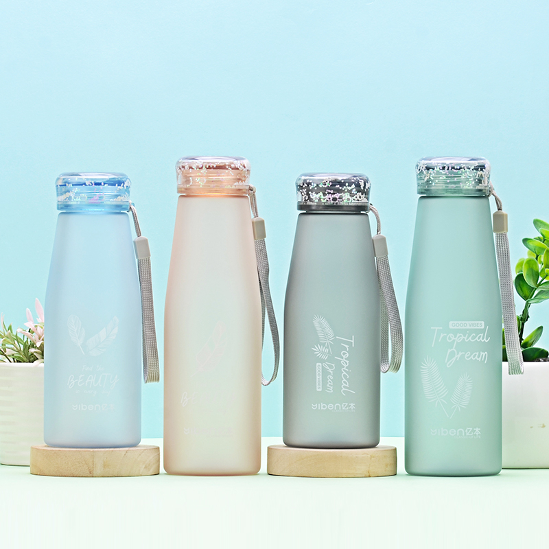 430ML亿本创意零星杯盖太空杯小清新塑料杯便携水杯白底实物图