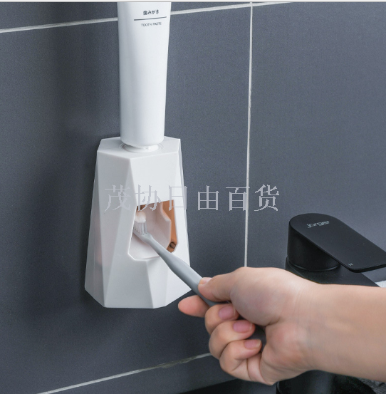 Fully automatic extrusion toothpaste artifact set extruder suction wall toothbrush holder press machine lazy person artifact