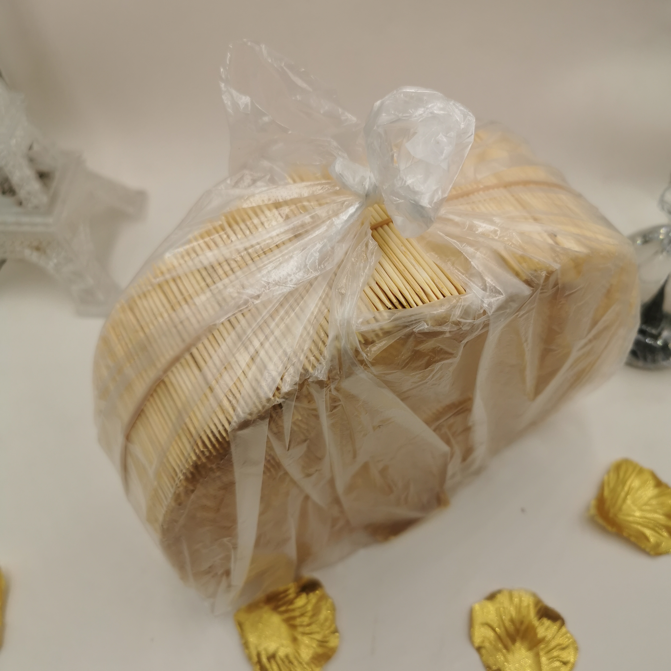 Xinwang Toothpick manufacturer offers direct sales of bagged, bottled and paper-wrapped 1-kilogram toothpicks. Customized matching dental floss, toothpick buckets and toothpick bottles Application Scenario