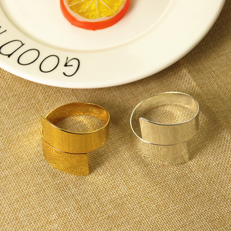 Factory direct sales of stainless steel napkin rings, metal figure-eight napkin buttons, hotel and home model rooms, wedding napkin rings Application Scenario