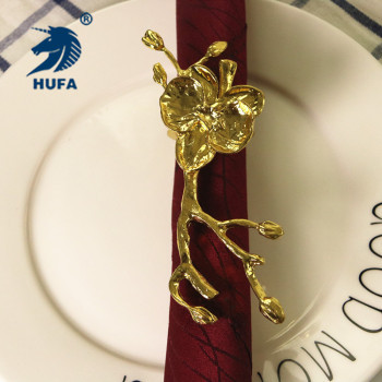 Factory direct sales of alloy napkin rings, creative plum blossom napkin rings, gold and silver mouth cloth rings, wedding supplies and display stands