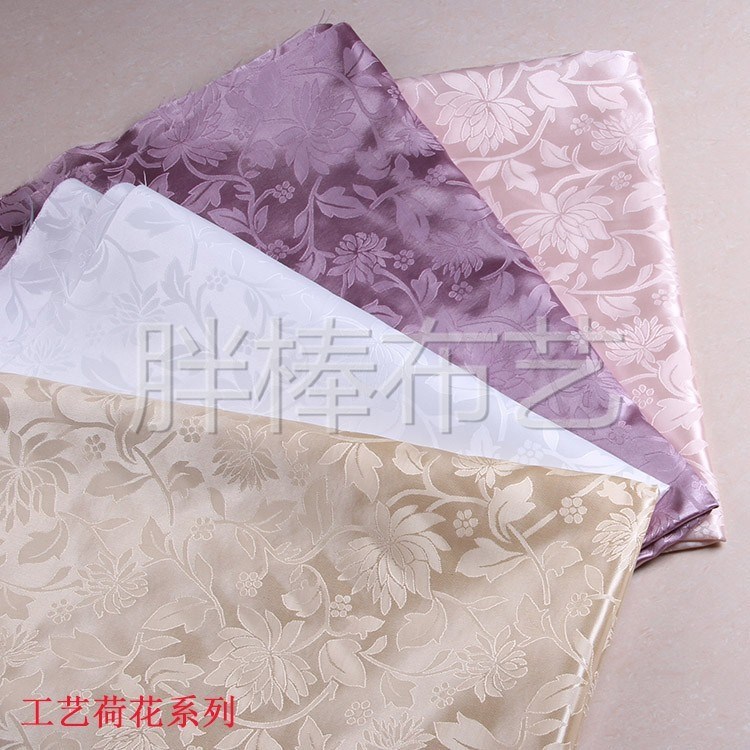 The manufacturer is selling a hot supply of 100D*150D multi-purpose polyester jacquard fabric that can be combined with classic tie-dye dyeing