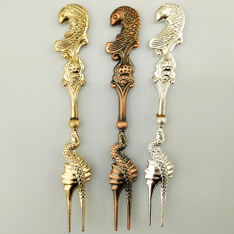 Retro fruit skewers, European court noble carp lotus leaf dessert fork, snail snake 2-finger fork, ins fruit fork details Picture