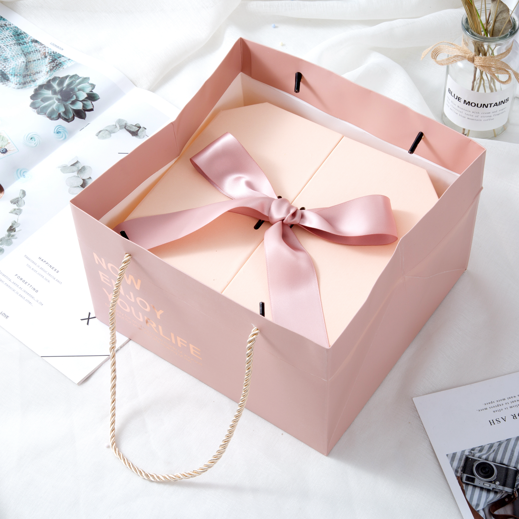 Octagonal flip cover gift box, wedding souvenir box, wedding candy box, Valentine's Day gift box, birthday present box, flower packaging box Application Scenario