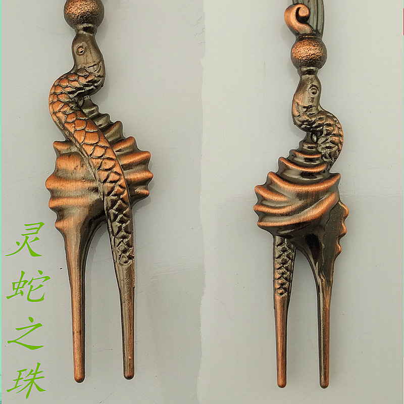 Retro fruit skewers, European court noble carp lotus leaf dessert fork, snail snake 2-finger fork, ins fruit fork Application Scenario