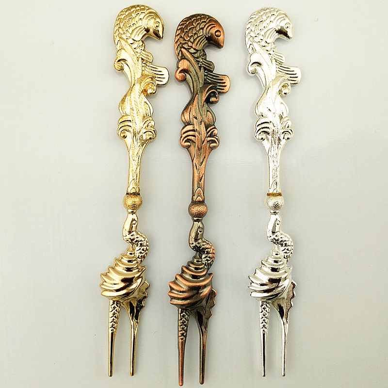 Retro fruit skewers, European court noble carp lotus leaf dessert fork, snail snake 2-finger fork, ins fruit fork