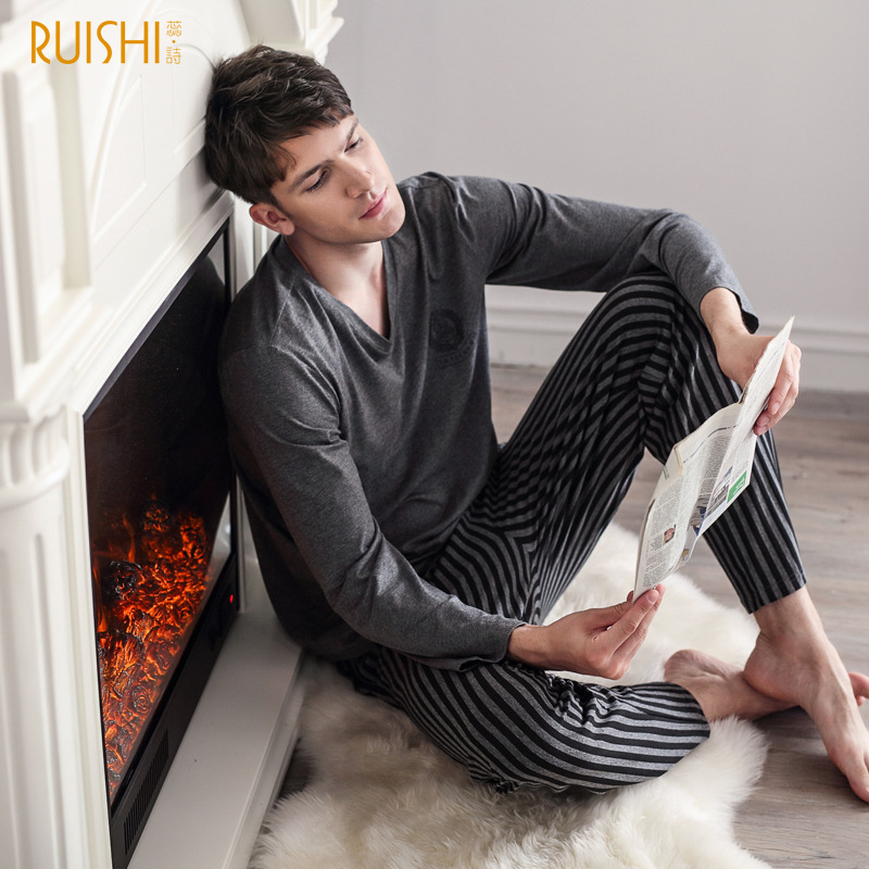 يرتدي رجل البيجاما سروال طويل الأكمام طويل في البيت في الربيع والخريف details Picture