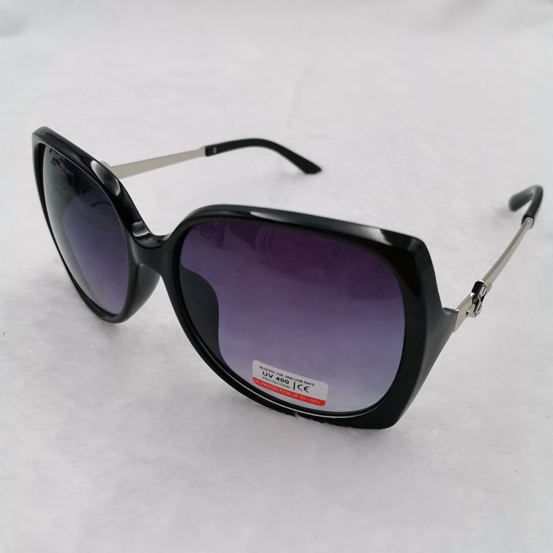 Wholesale of new sunglasses, large-framed European and American women's sunglasses, fashionable and trendy, sunshade and UV-protective driving glasses Application Scenario