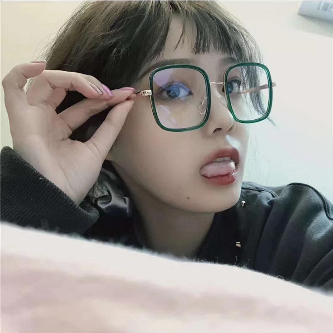 Recommended on Xiaohongshu for the 2020 new popular flat light glasses. Trendy Korean-style myopia glasses with large frames for slimming