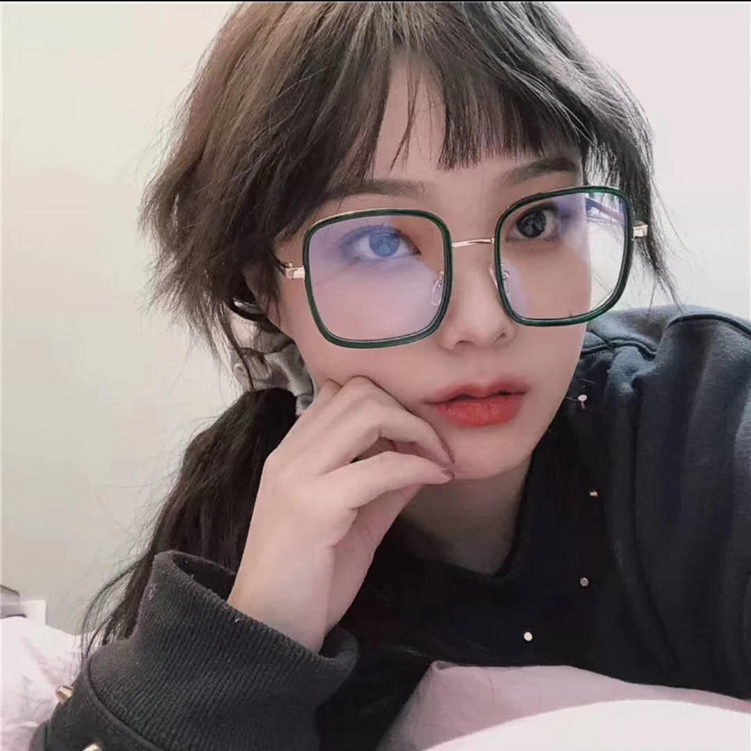 Recommended on Xiaohongshu for the 2020 new popular flat light glasses. Trendy Korean-style myopia glasses with large frames for slimming details Picture