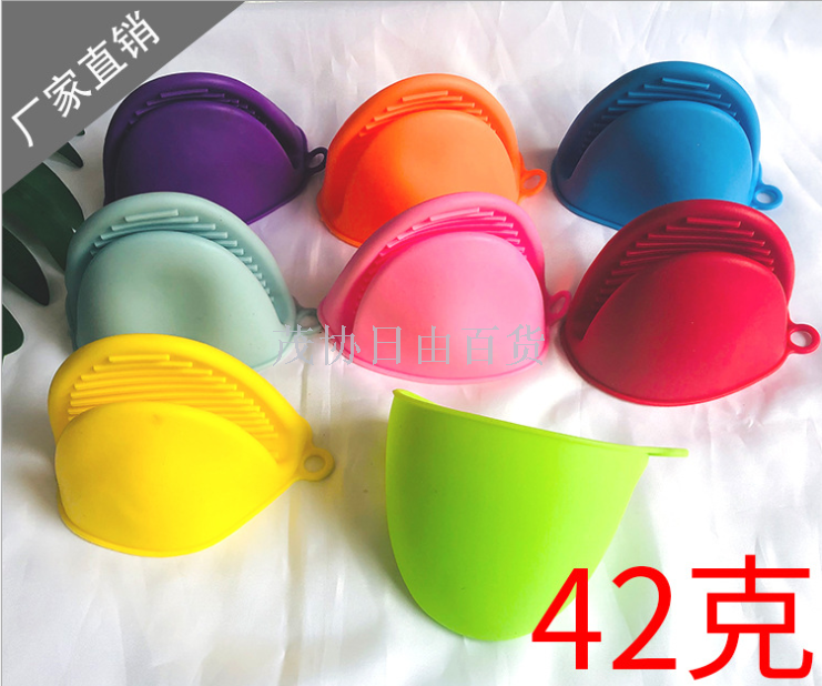 Heat resistant gloves for kitchen dishes and dishes