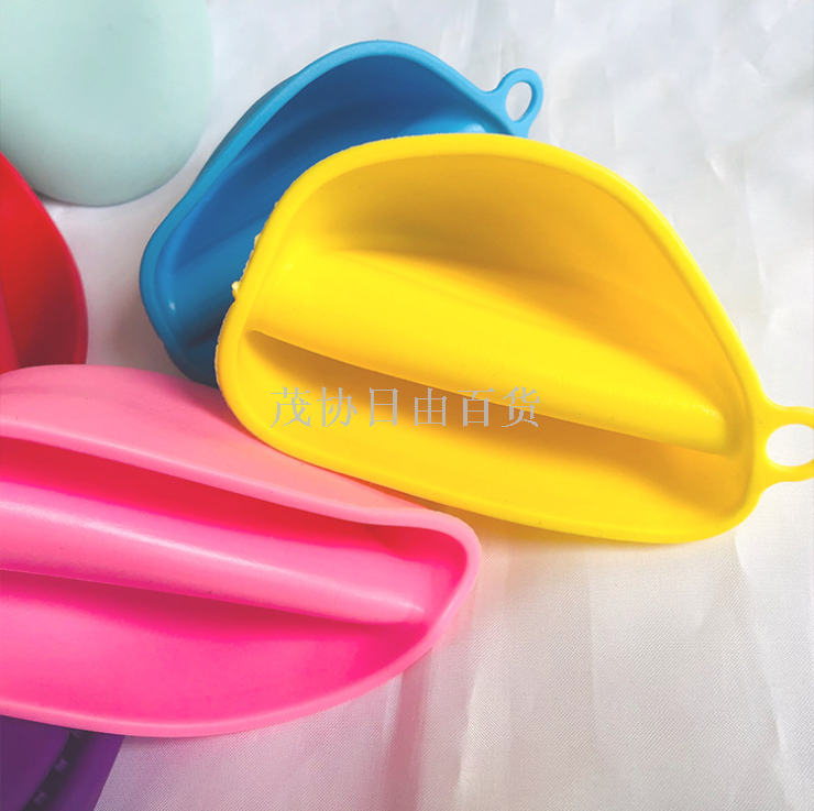 Heat-insulating and heat-resistant hand tongs, kitchen dish tongs, and high-temperature resistant gloves Application Scenario
