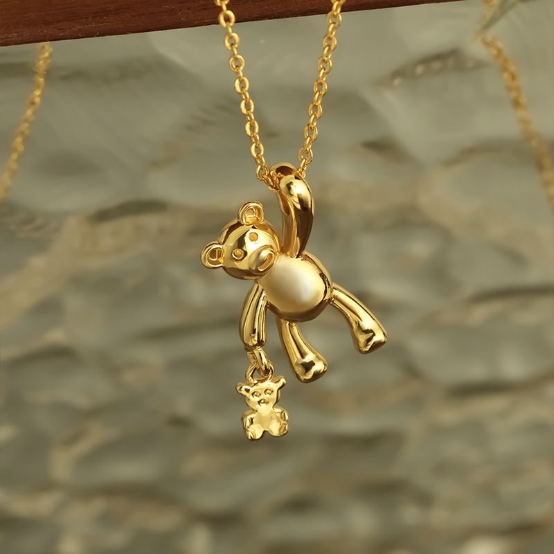 Fashionable women's versatile necklace, creative bear pendant, copper-plated real gold, fashionable necklace, wholesale of internet-famous accessories Application Scenario